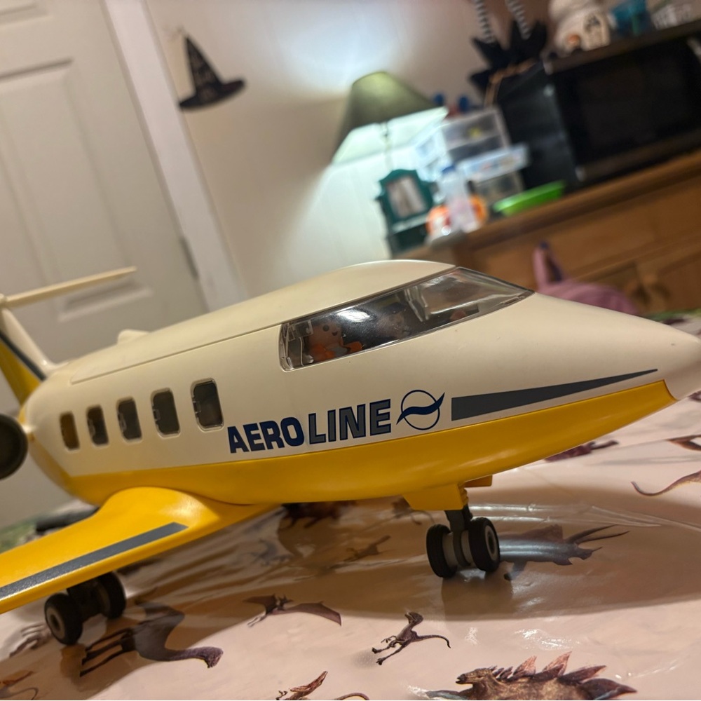 Playmobil 3352 Jumbo Jet Airplane Airport Plane W/Figures/ 2001